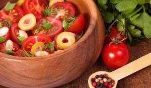İtalyan Domates ve Zeytin Salatası