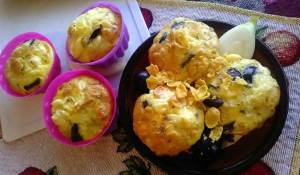 Zeytin ve Mısır Gevrekli Yumurtalı Muffin